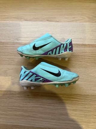 Botas fútbol Nike niño talla 28
