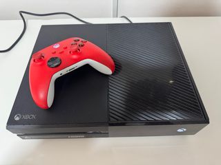 Xbox One con 3 giochi e controller rosso
