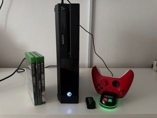 Xbox One con 3 giochi e controller rosso