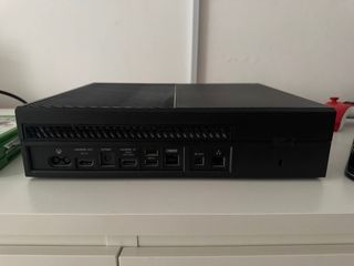 Xbox One con 3 giochi e controller rosso