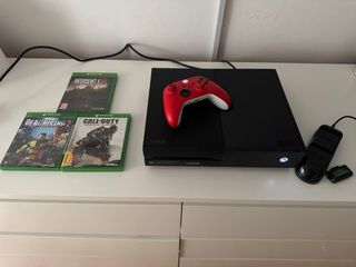 Xbox One con 3 giochi e controller rosso