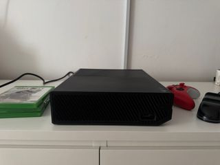 Xbox One con 3 giochi e controller rosso