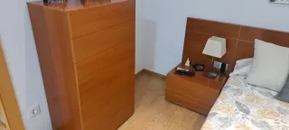 Cómoda de madera color miel