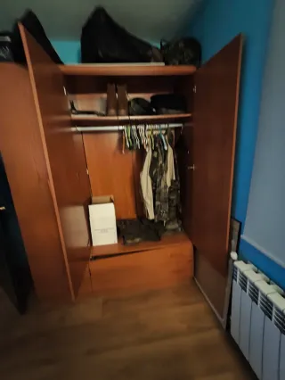 Armario de madera marrón