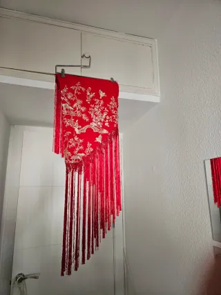 Mantoncillo Flamenco Bordado Rojo y Dorado