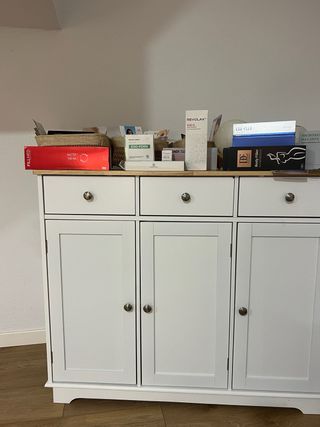 Cajonera blanca con detalles en madera Comoda