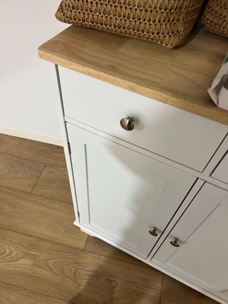 Cajonera blanca con detalles en madera Comoda
