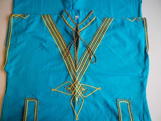 Chilaba azul con bordado dorado