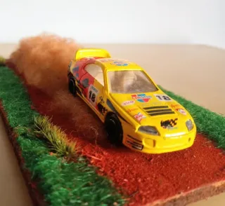 Diorama Rally con Modellino Auto Gialla 1:64