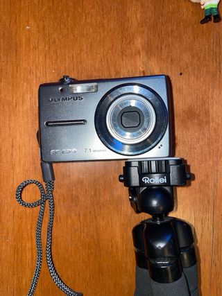 Fotocamera Olympus FT290 con treppiede Rollei