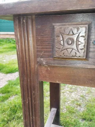 Mesita de noche de madera con carcoma