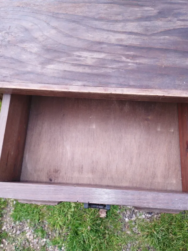 Mesita de noche de madera con carcoma