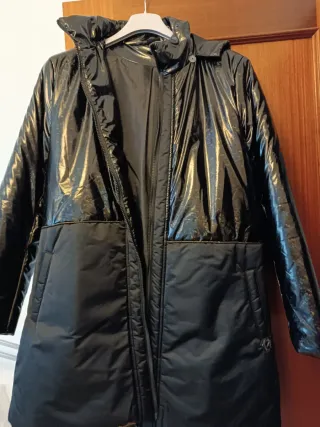 Cazadora negra brillante con capucha. Marca akino.