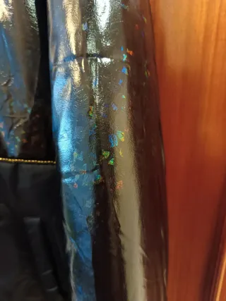 Cazadora negra brillante con capucha. Marca akino.