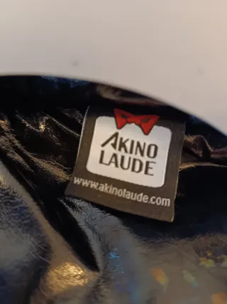 Cazadora negra brillante con capucha. Marca akino.