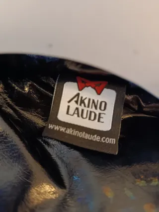 Cazadora negra brillante con capucha. Marca akino.