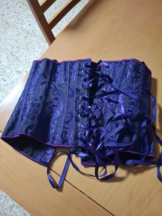 Bonito corpiño morado y negro