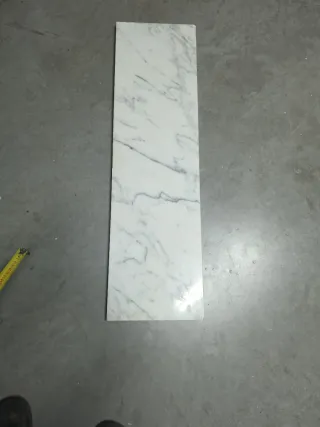 Placa de mármol blanco con vetas grises