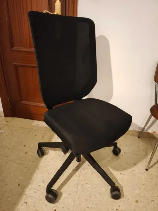 Silla de oficina negra