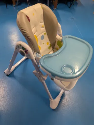 Seggiolone per bambini con vassoio