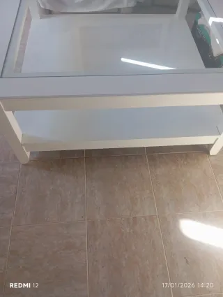 Mesa de centro blanca con cristal