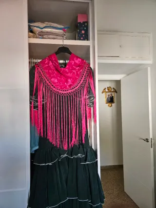 Mantoncillo Flamenco Bordado Rosa y Negro