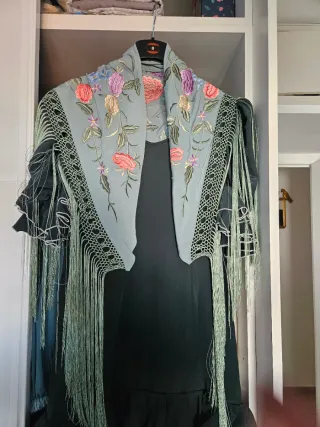 Mantoncillo Flamenco Bordado Rosa y Negro