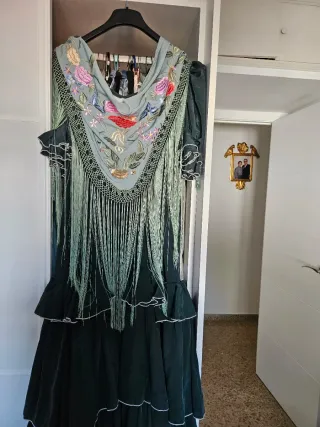 Mantoncillo Flamenco Bordado Rosa y Negro