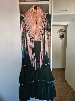 Mantoncillo Flamenco Bordado Rosa y Negro