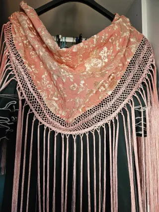 Mantoncillo Flamenco Bordado Rosa y Negro