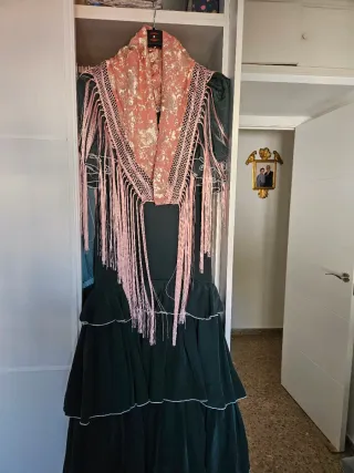 Mantoncillo Flamenco Bordado Rosa y Negro