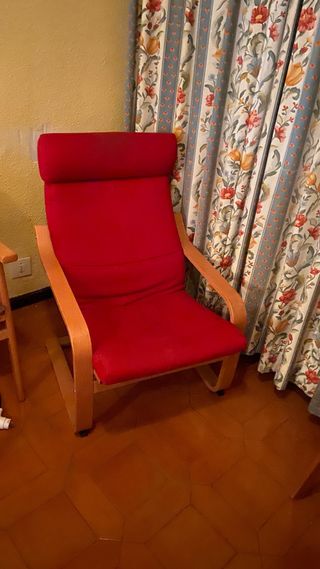 Mecedora de madera y tela roja