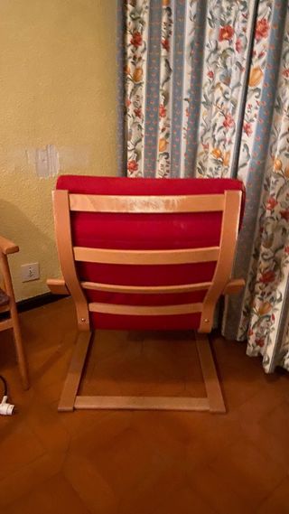 Mecedora de madera y tela roja