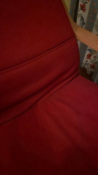 Mecedora de madera y tela roja