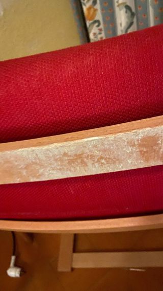 Mecedora de madera y tela roja