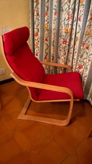 Mecedora de madera y tela roja