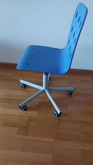 Silla de escritorio azul con ruedas