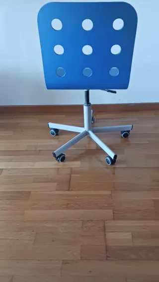 Silla de escritorio azul con ruedas