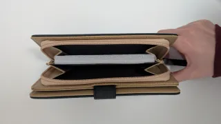 Monedero negro con diseño de hojas