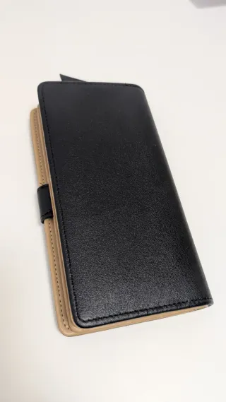 Monedero negro con diseño de hojas