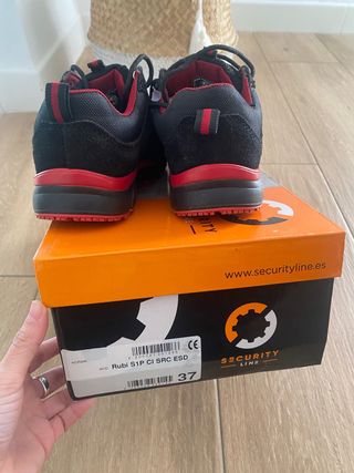 Zapatos de seguridad negros y rojos