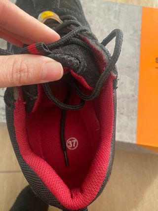 Zapatos de seguridad negros y rojos