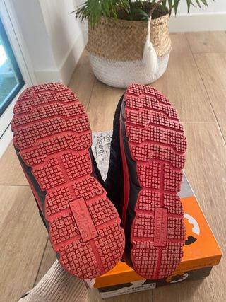Zapatos de seguridad negros y rojos