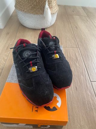 Zapatos de seguridad negros y rojos