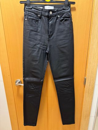 Pantalón pitillo efecto cuero Mango mujer