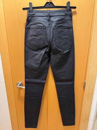 Pantalón pitillo efecto cuero Mango mujer