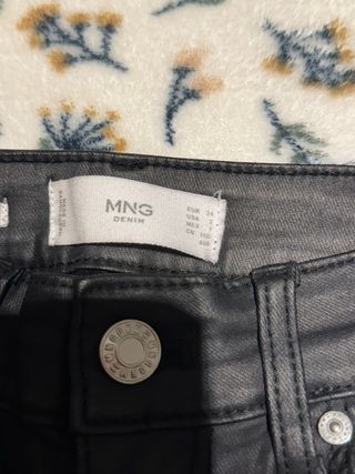 Pantalón pitillo efecto cuero Mango mujer