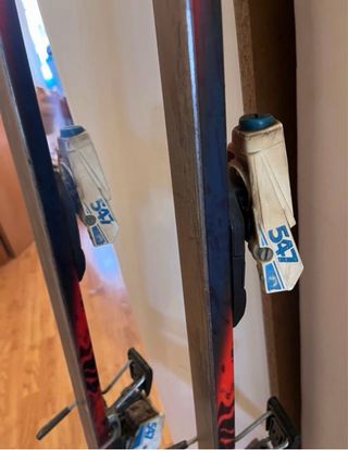 Esquís Atomic Rojos con Fijaciones.