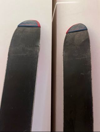 Esquís Atomic Rojos con Fijaciones.