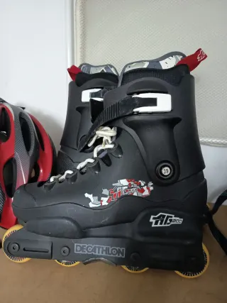 Dos pares de patines en línea morados y negros.